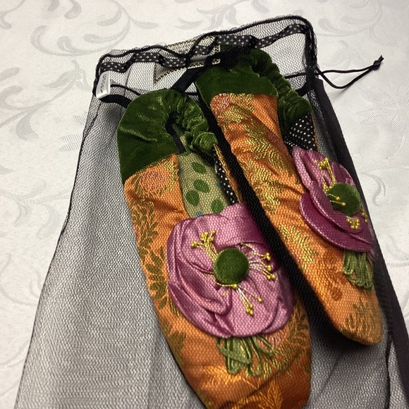 MACKENZIE. CHILD. SLIPPERS. ORNATE. DUST BAG TOO MUST SEE RARE LARGE - Picture 9 of 12